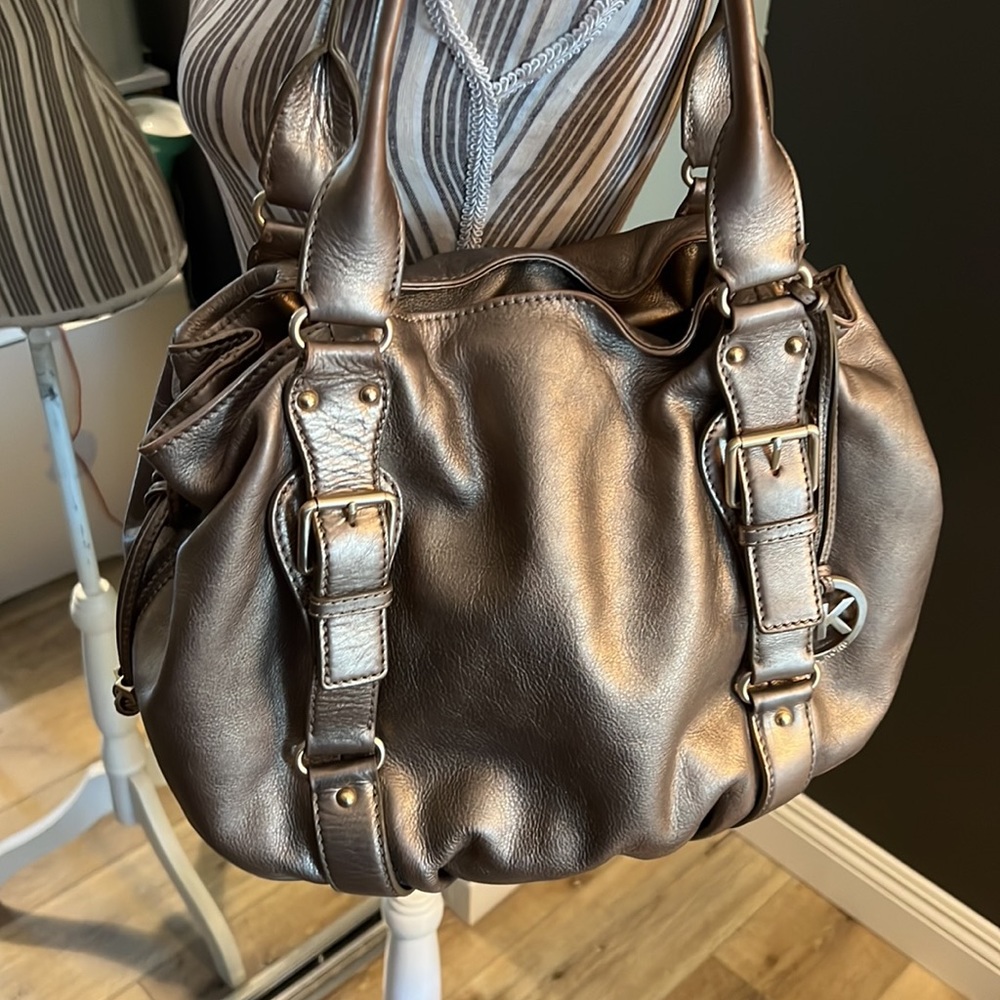🛑 1 hour sale. Michael Kors, gold metallic leather shoulder bag